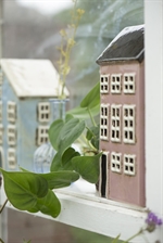 Nyhavn hus til fyrfadslys lyserød med sort dør fra Ib Laursen ved blåt hus - Tinashjem